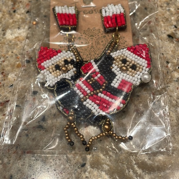 NEW Christmas Climbing Santa Beaded Earrings - Picture 3 of 4